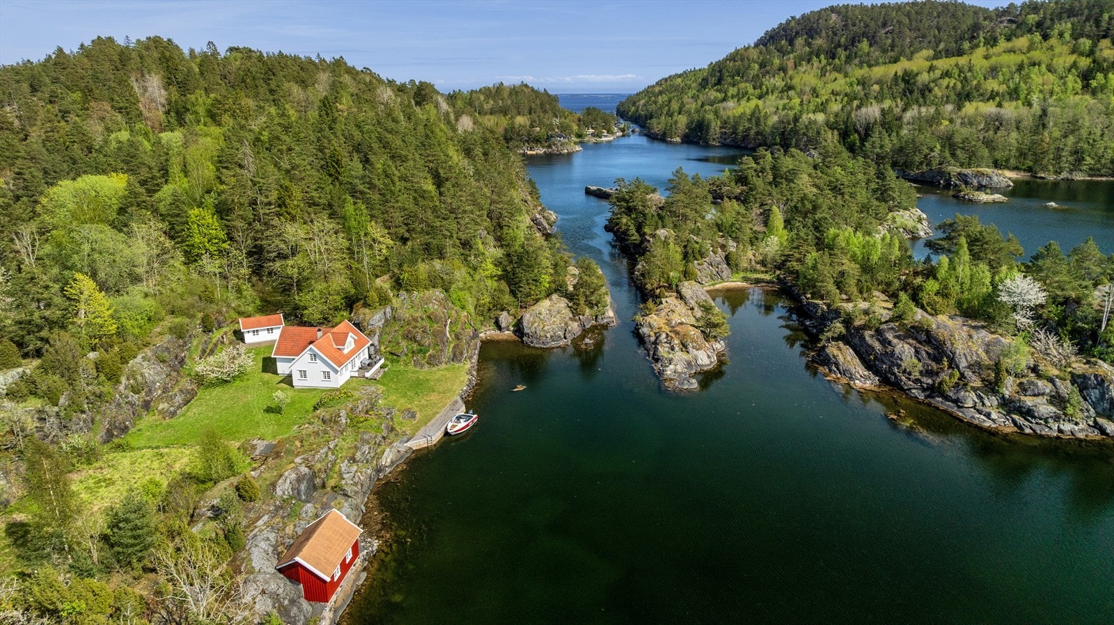 Om ønskelig kan man kjøre rett over til Langøy og benytte seg av fine turstier og utsiktspunkter. Det går blant annet en fin tursti opp til Skarheia. Fra toppen har man god oversikt over ytterste del av skjærgården. Galleribilde