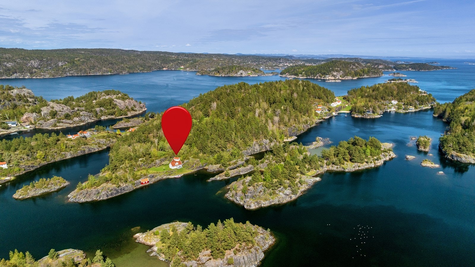 Fra eiendommen er det ca. 10 minutters båttur til Valle og rundt 20 minutter til Kragerø sentrum. Galleribilde