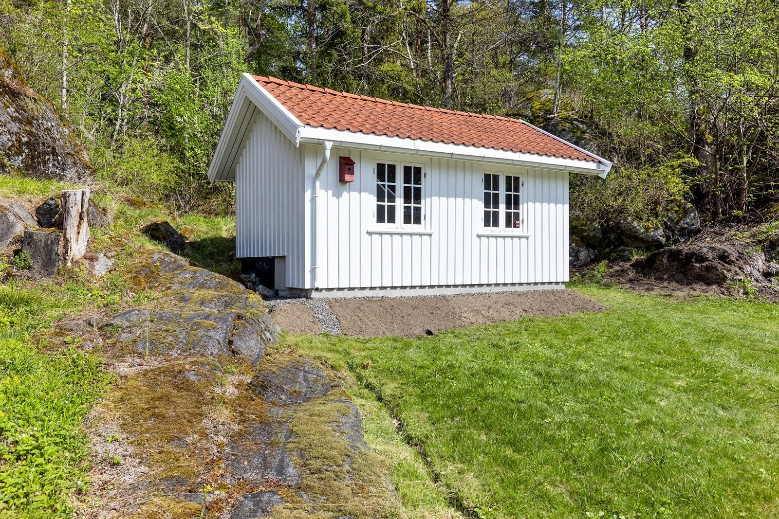 Rett bak hytta ligger uteboden. Denne er praktisk for lagring og oppbevaring. Galleribilde