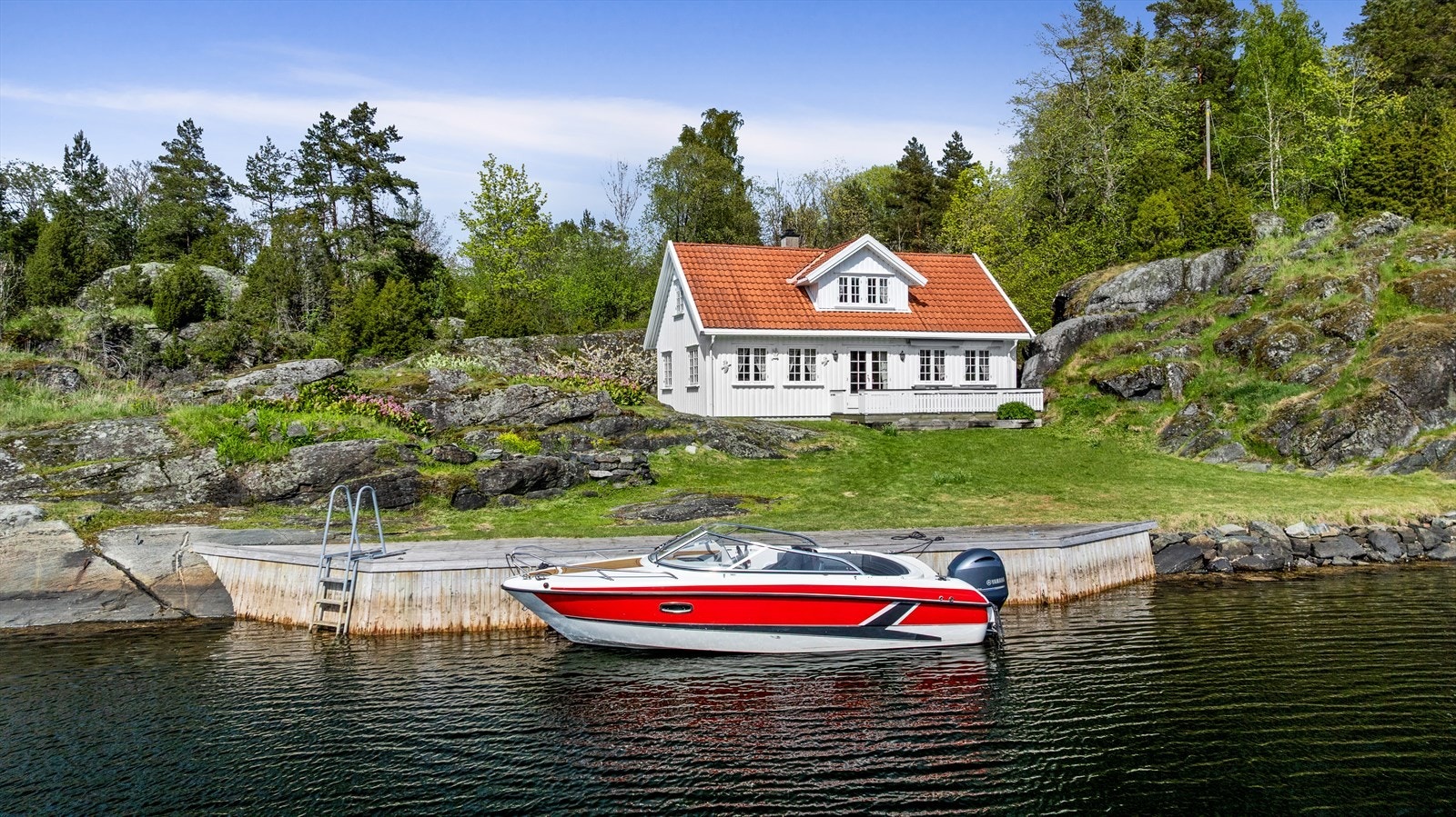 Dette er en stor og usjenert fritidseiendom på vakre Risøy i Kragerøskjærgården. Galleribilde