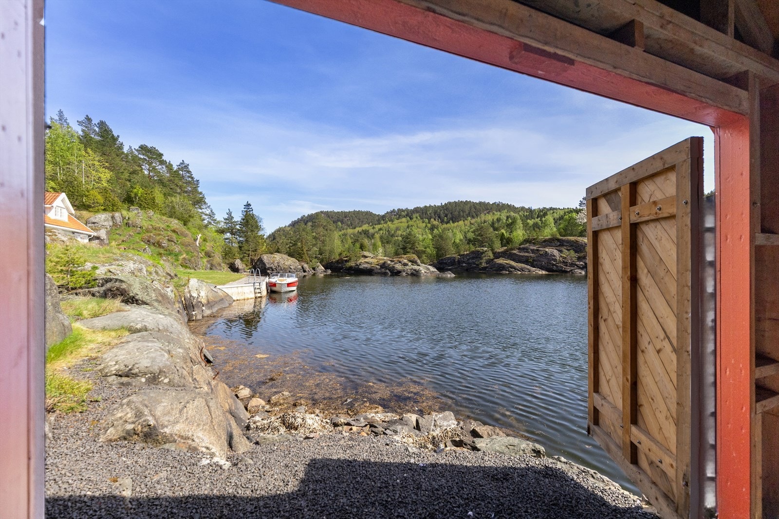 Dra båten rett opp og inn for lagring i sjøboden. Galleribilde