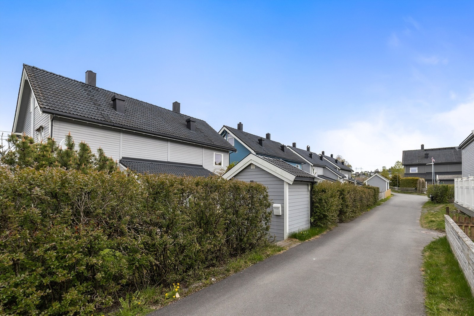 Det medfølger en garasjeplass i felles anlegg, med et lagringsloft på 9 kvm. Galleribilde