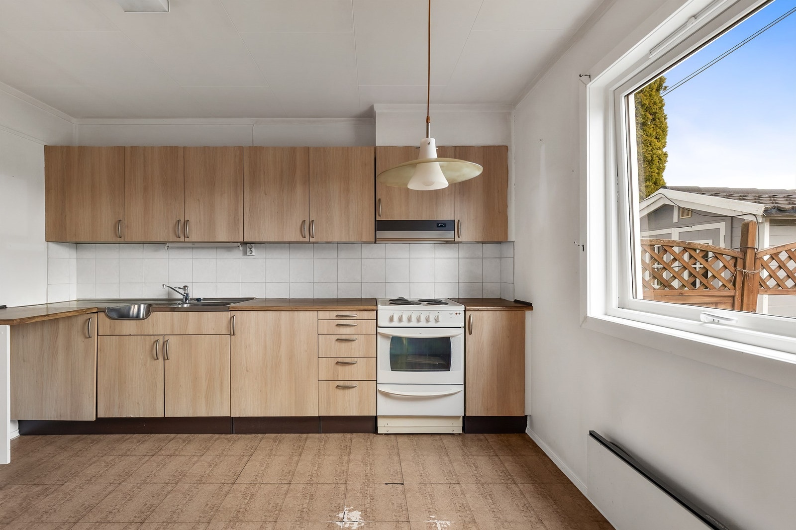 Kjøkkenet har innredning med glatte fronter og laminat benkeplate med vaskekum. Galleribilde