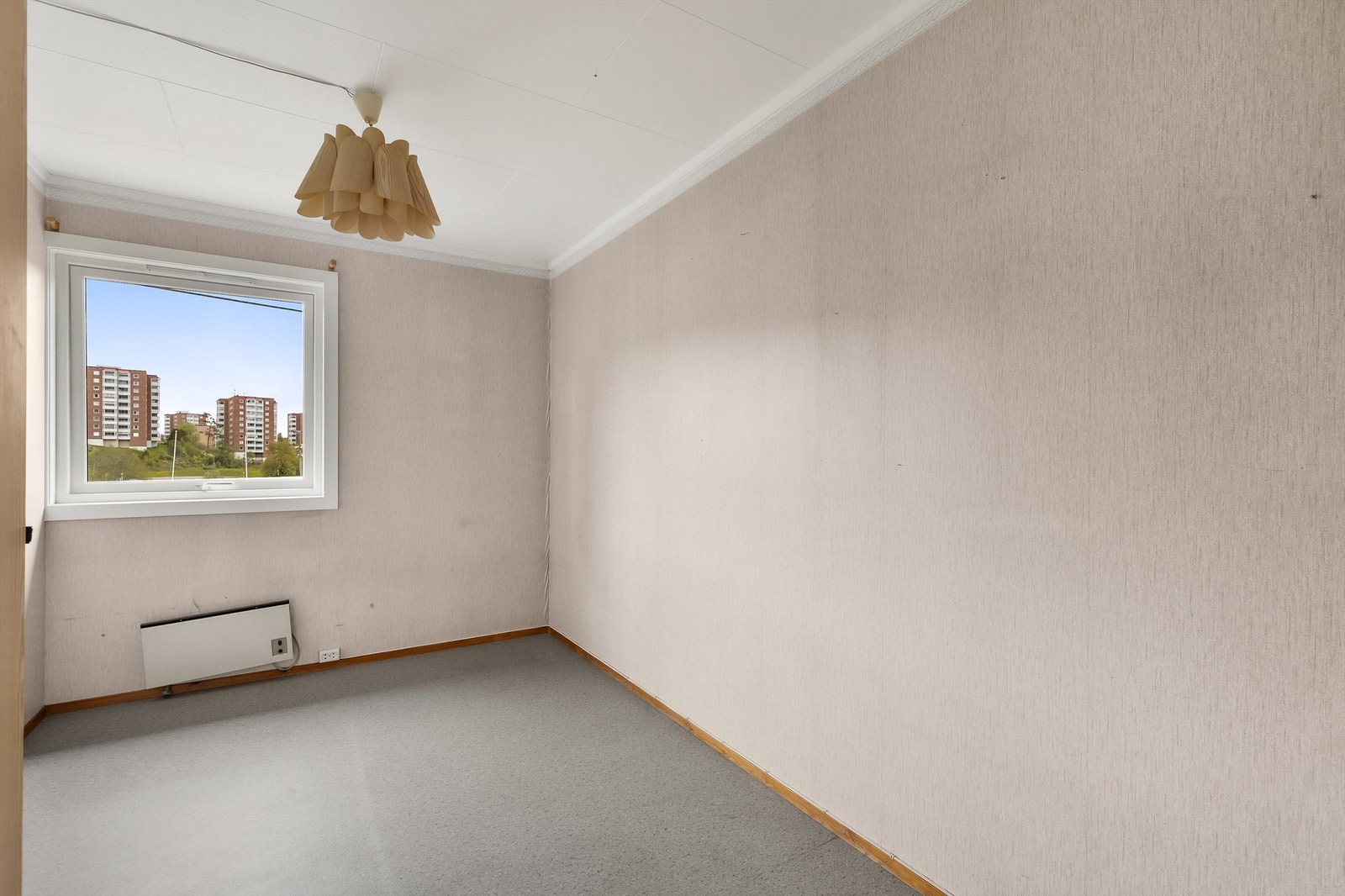 Boligens andre soverom er av god størrelse med plass til seng og nattbord. Galleribilde
