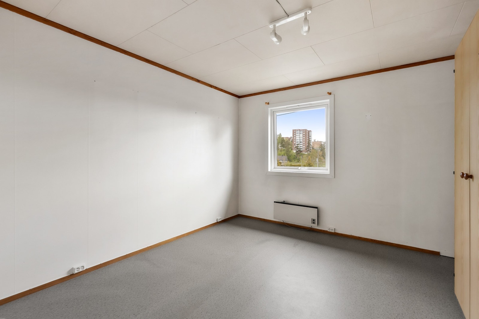 Hovedsoverommet er av god størrelse med plass til dobbeltseng og tilhørende nattbord. Galleribilde