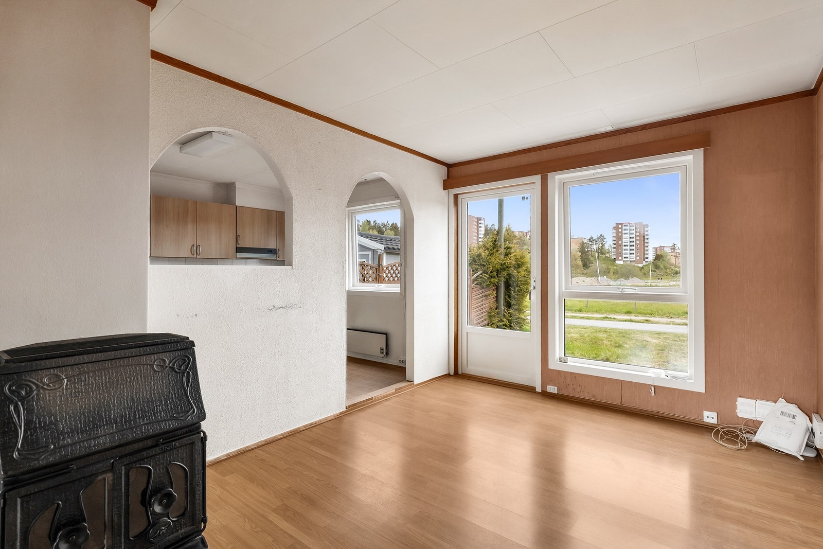 Stuen har plass til både sofagruppe og spisebord. Vedovnen gir god varme og en hyggelig atmosfære. Galleribilde