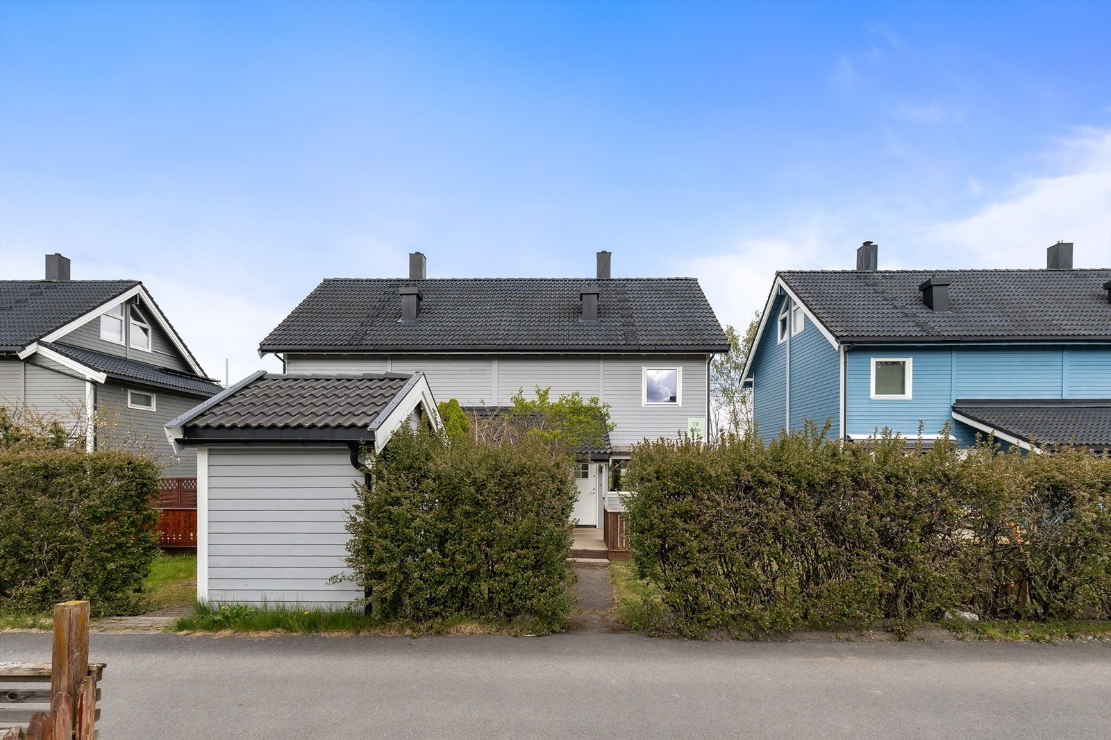 Her bor du i et etablert og skjermet nabolag med gangavstand til skoler, barnehage, dagligvare og aktivitetstilbud. Galleribilde