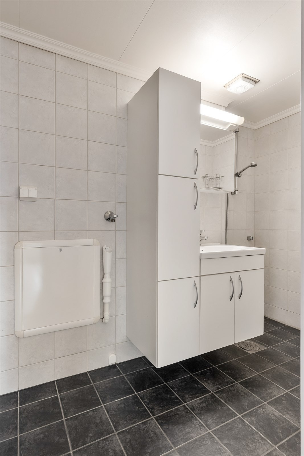 Badet ble pusset opp i 2016 og har fliser på vegger og gulv, med elektrisk gulvvarme. Galleribilde