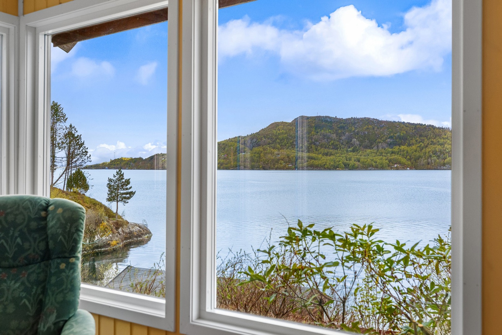 Fra stuen nytes flott utsikt mot sjø og natur. Galleribilde