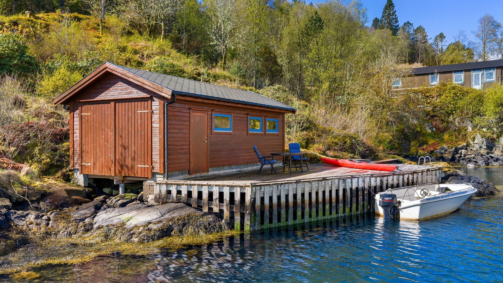 Svaberg og sjø rett utenfor eiendommen. - avbildet båt medfølger. Galleribilde