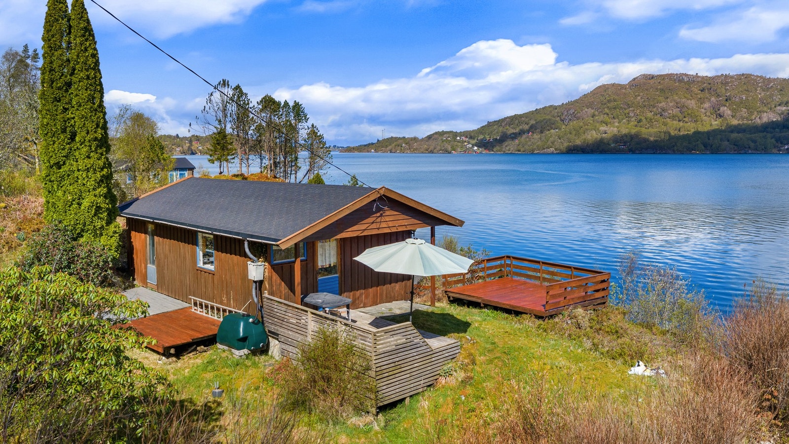 Eiendommen ligger usjenert til med vakker utsikt mot fjorden. Galleribilde