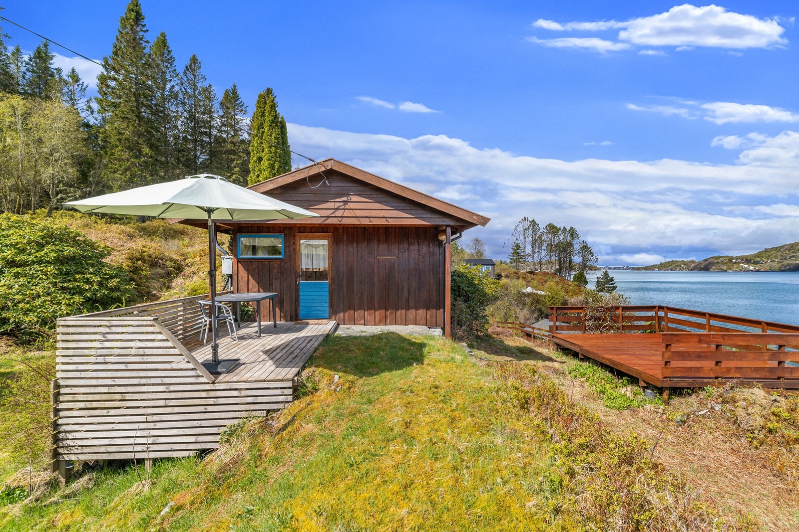 Hytten ligger fint plassert på et lite høydedrag med gode solforhold. Galleribilde