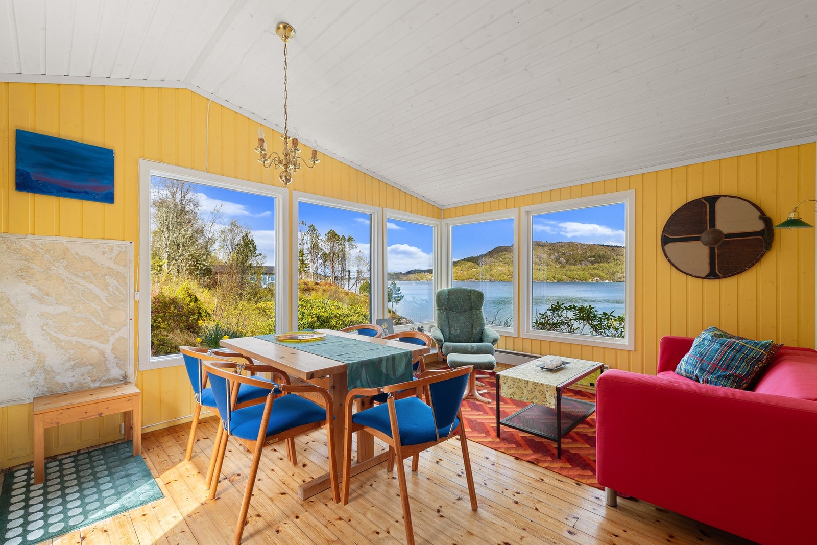 Store vindusflater gir godt lysinnslipp og fin kontakt med omgivelsene. Galleribilde