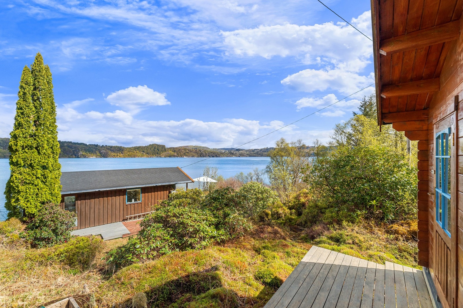 Fra eiendommen er det flott utsikt mot fjorden. Galleribilde
