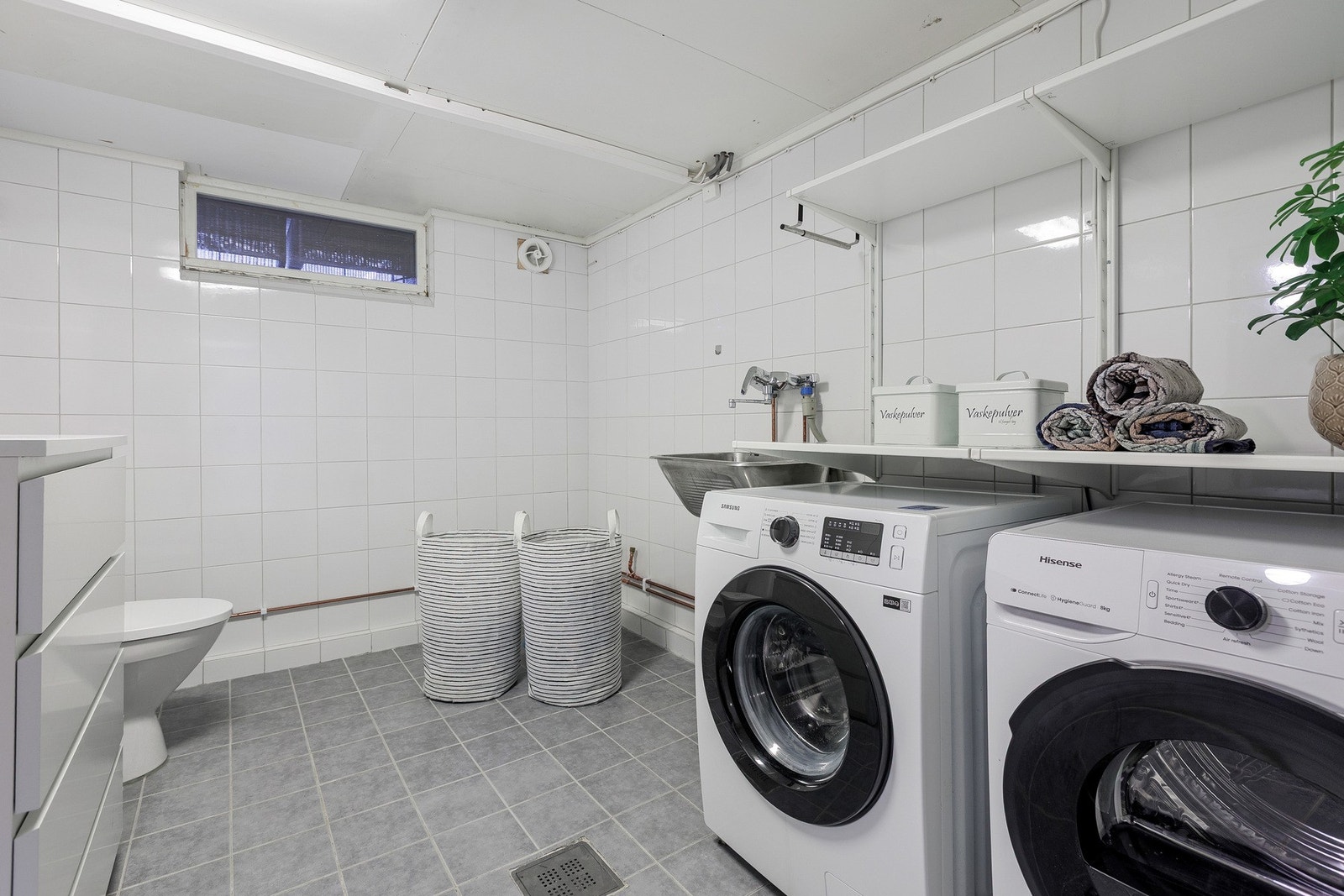 Vaskerommet er romslig og praktisk innredet med opplegg for vaskemaskin, toalett og utslagsvask. Galleribilde
