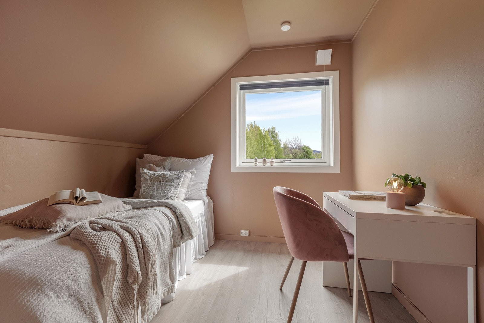 Koselig soverom med plass til skrivepult. Galleribilde