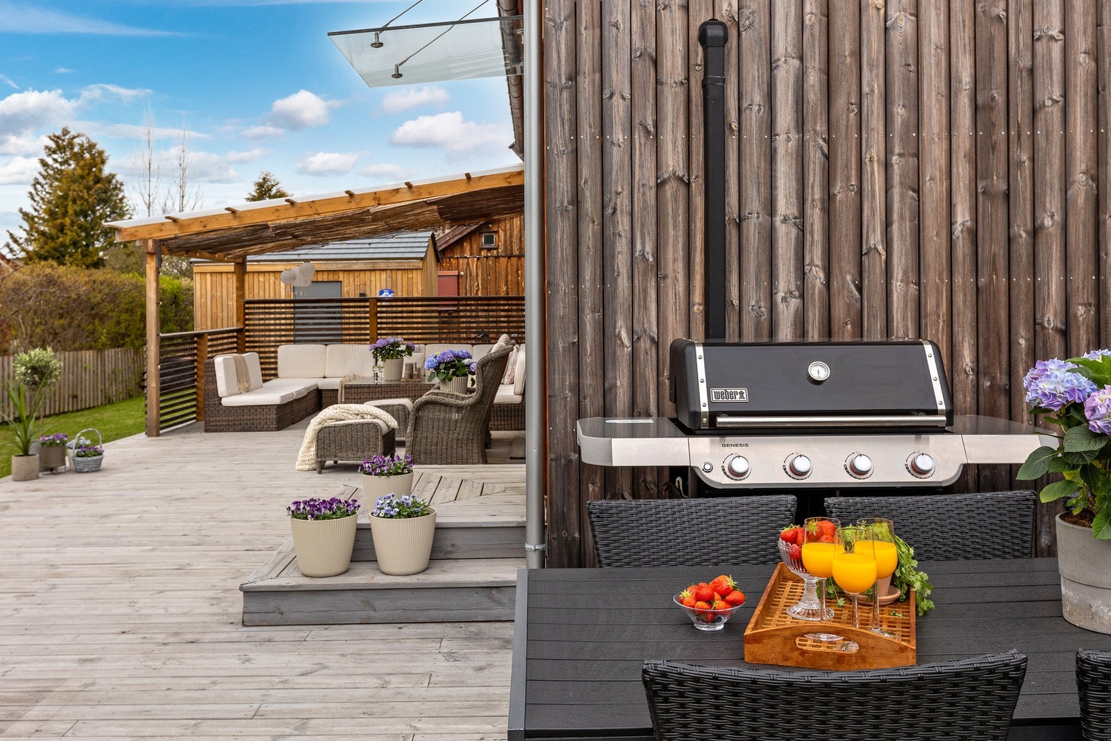 Terrassen har god plass til flere soner med både spisegruppe, loungeområde og grillplass. Galleribilde