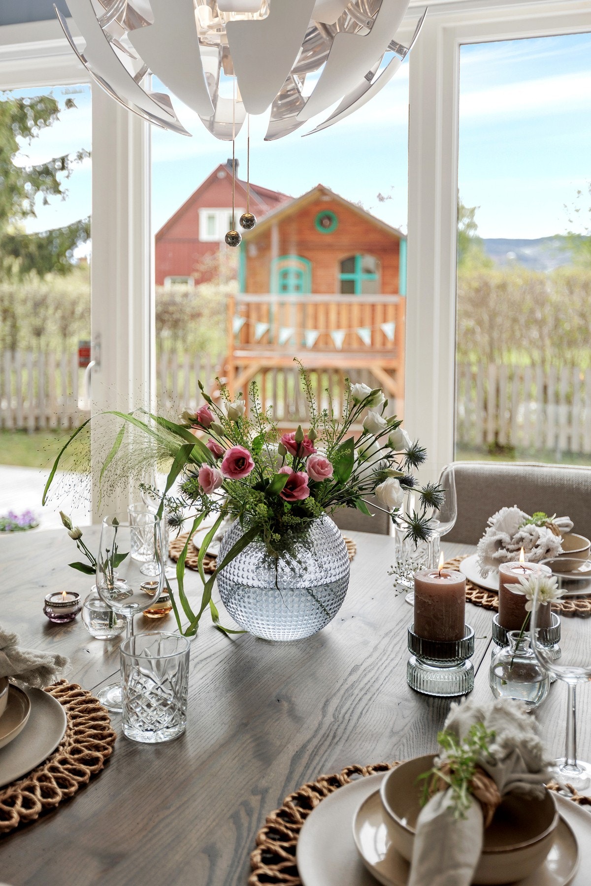 De store vinduene sørger for godt med naturlig lys og fin utsikt ut. Galleribilde