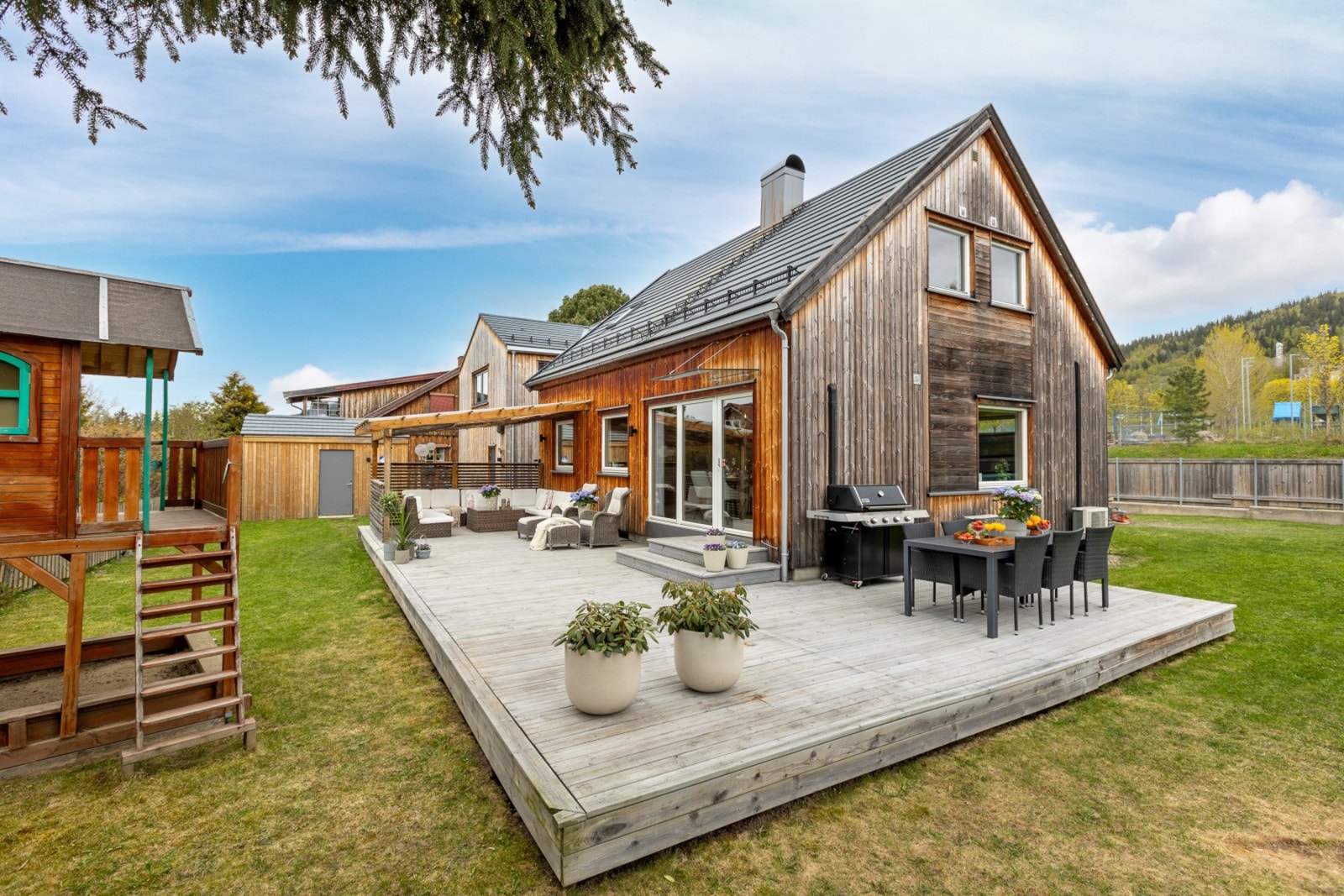 Stor og solrik terrasse med god plass til både spisegruppe og hyggelige sitteområder i rolige omgivelser. Galleribilde