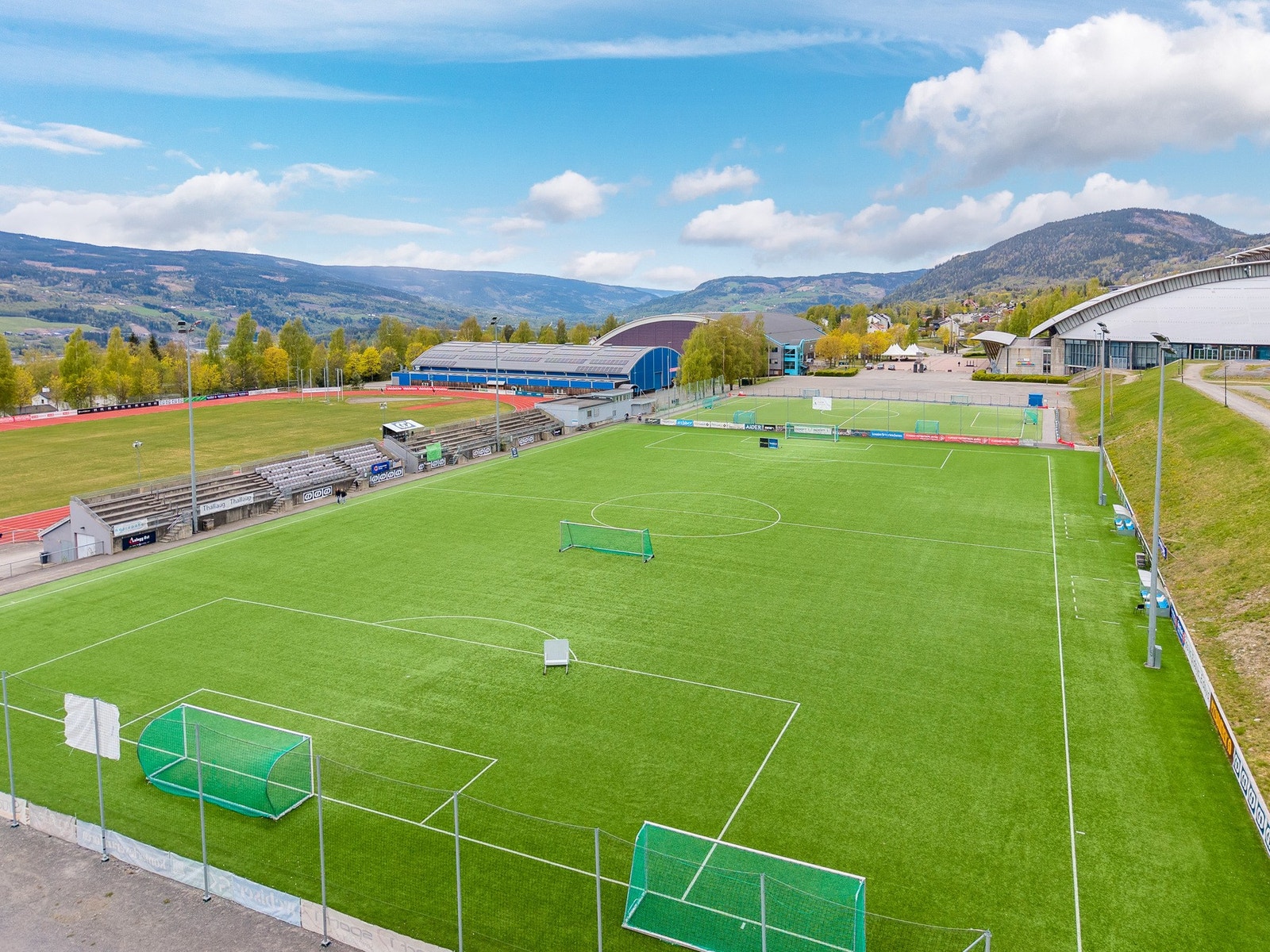 Området byr på nærhet til flere arenaer som Birkebeineren Skistadion, Eidsiva Arena, Håkons Hall, NTG, Lysgårdsbakken Hoppanlegg og curlinghallen. Galleribilde