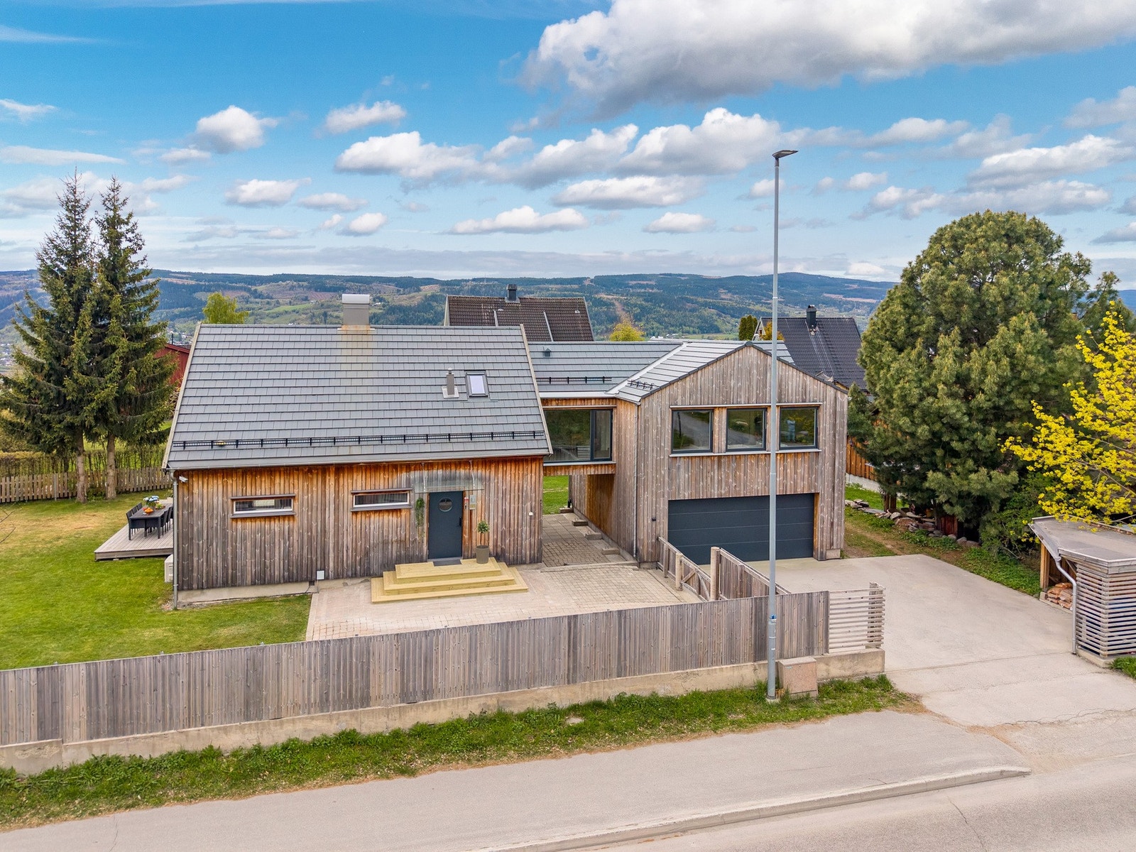 PrivatMegleren Lillehammer v/ Cato R. Olsen har gleden av å presentere denne innholdsrike eneboligen med svært attraktiv beliggenhet rett opp for sentrum, rett nedenfor Stampesletta.Foto: RGB Media Galleribilde