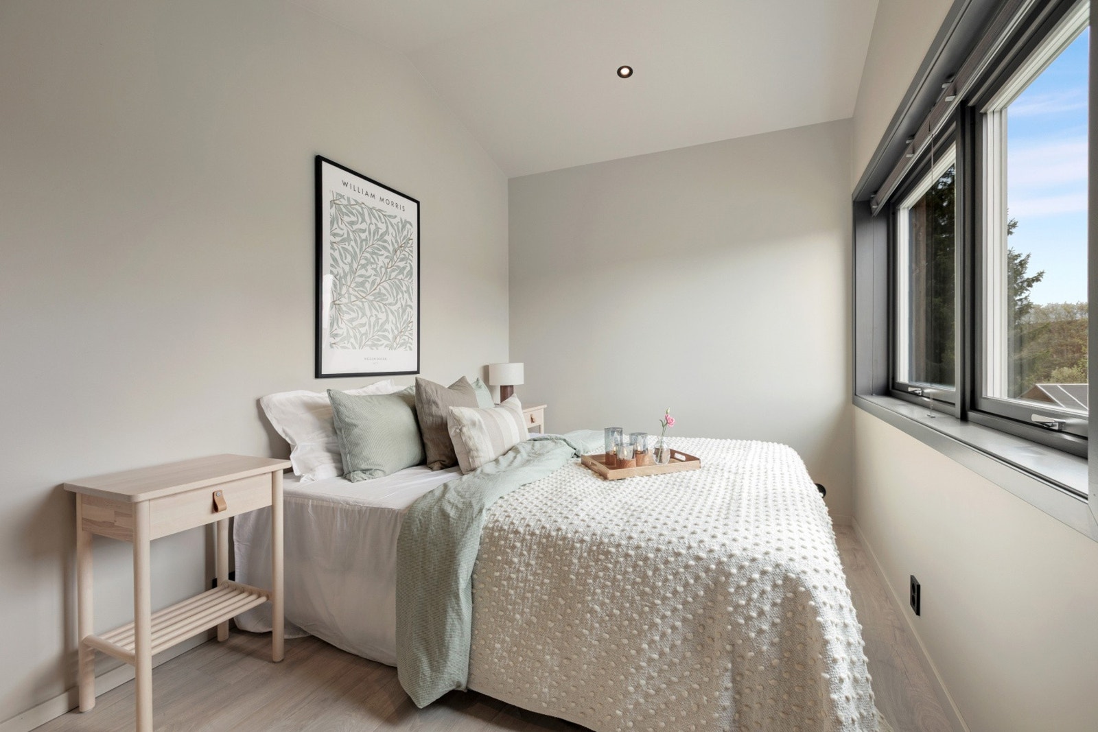 Hovedsoverom i den påbygde delen av boligens 2. etasje. Downlights i himling, duse og moderne fargevalg på overflatene samt mørk vindus innramming. Galleribilde