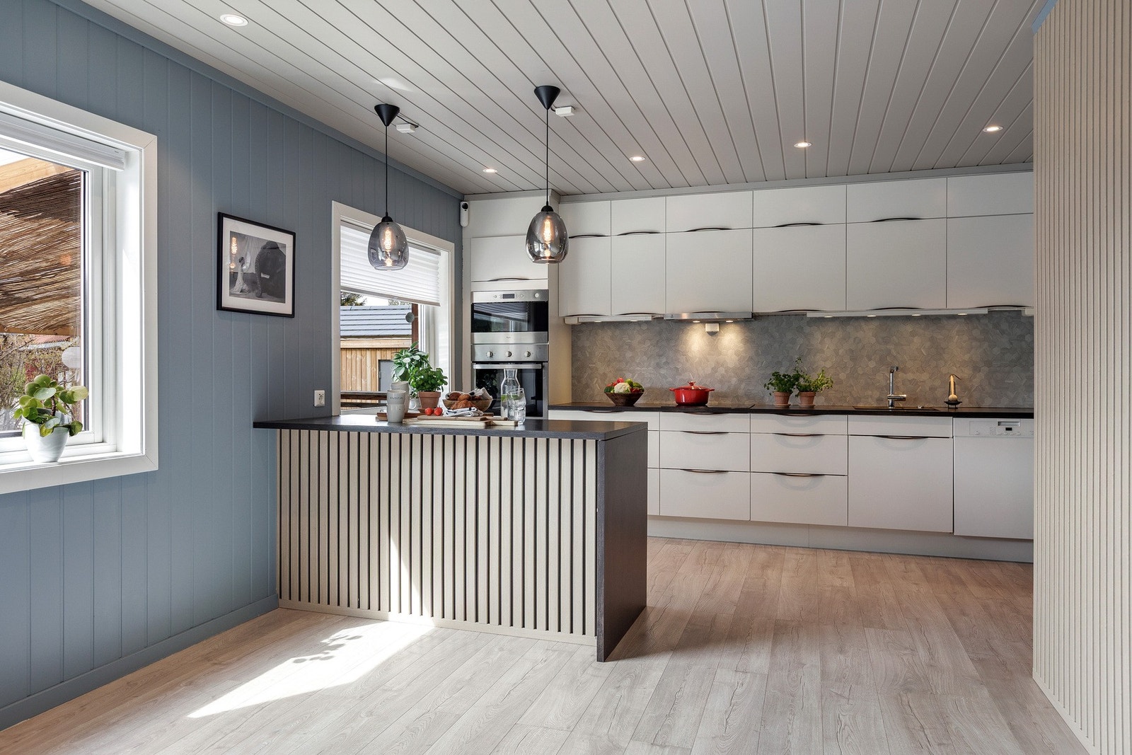 Kjøkkenet fremstår moderne, stilrent og svært funksjonelt med en innholdsrik innredning og gode arbeidsflater. Galleribilde