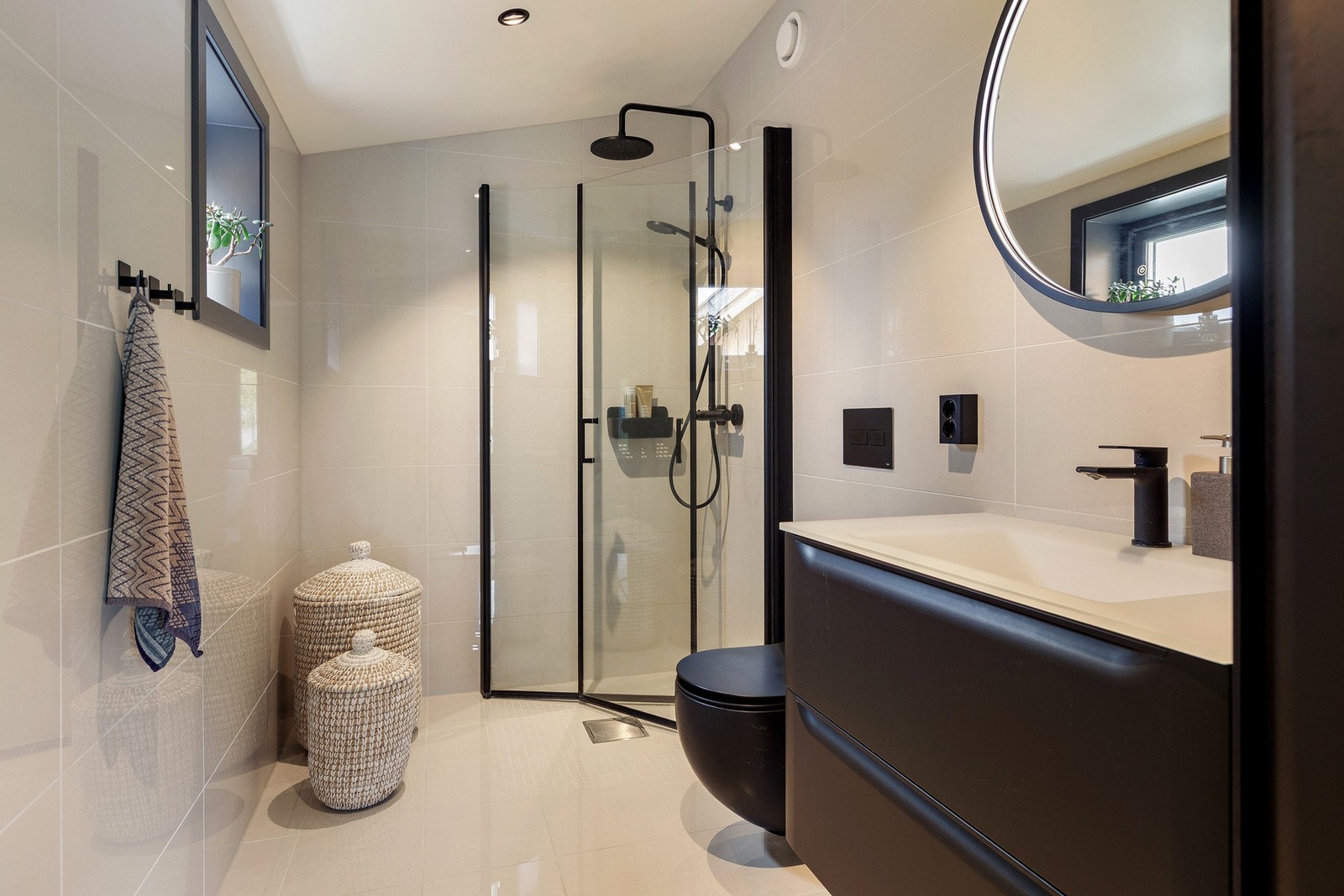 Det moderne badet i tilbygget del fremstår som stilrent og delikat med gjennomførte materialvalg og moderne komfort. Galleribilde