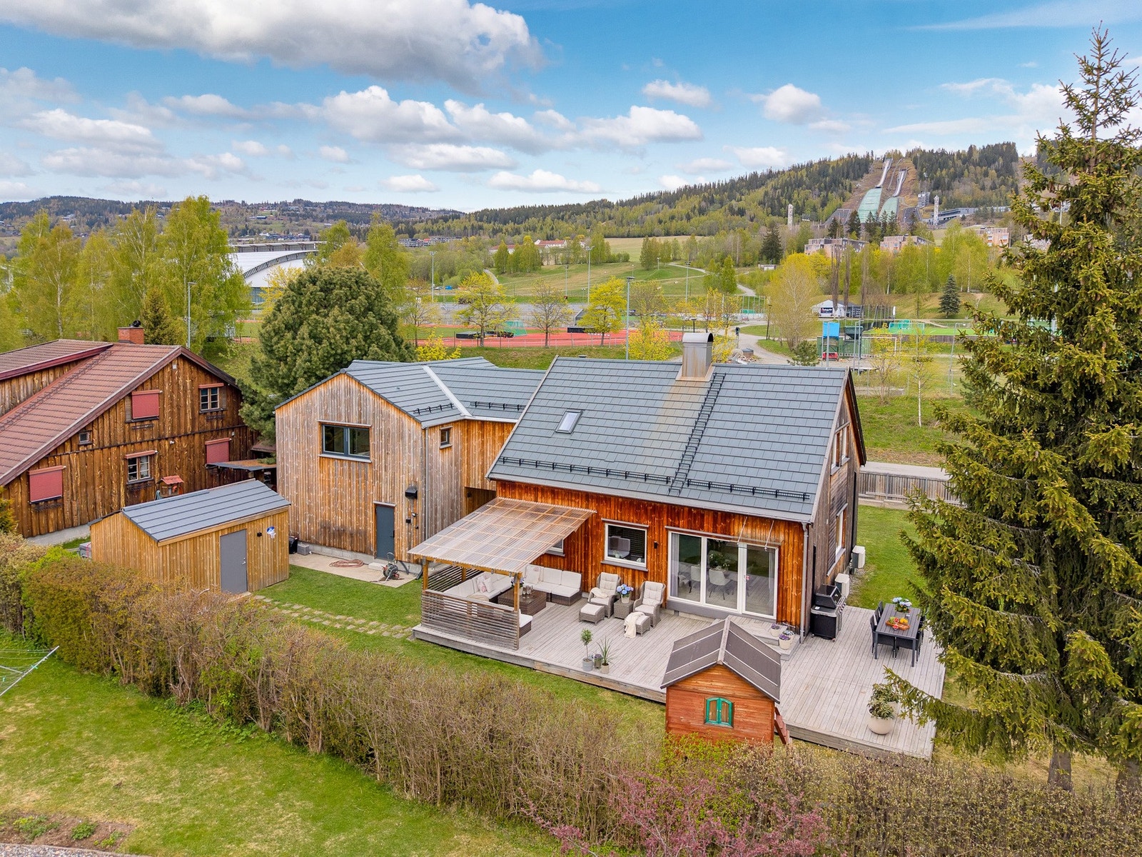 Enebolig opprinnelig fra 1960 med tilbygg med garasje og loftsleilighet fra 2023.Boligen går over 2 etasjer og har innredet kjeller. Galleribilde
