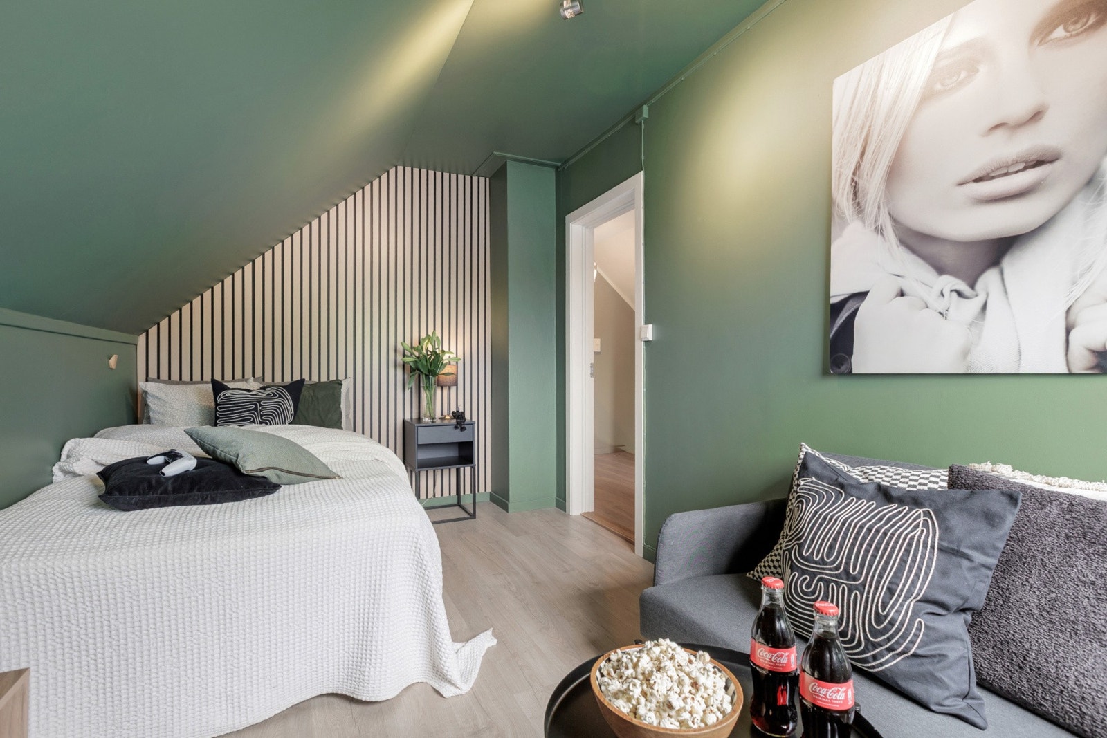 Ett av soverommene i den opprinnelige delen av boligen. Modernisert med tidsriktige overflater, kontrastvegg med spiler samt sammenhengende farge på vegg og i himling. Galleribilde
