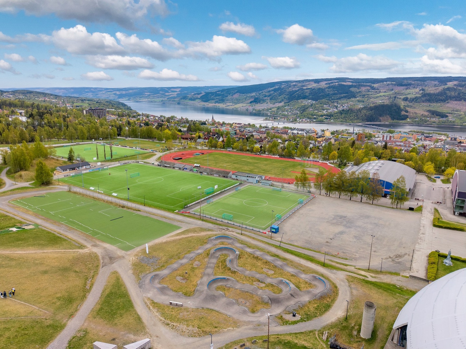 I tillegg er det flotte turområder like i nærheten med kort vei til bl.a Mesnaelva, samt gode forhold for skigåing i lysløypene og de kjente OL-løypene. Galleribilde