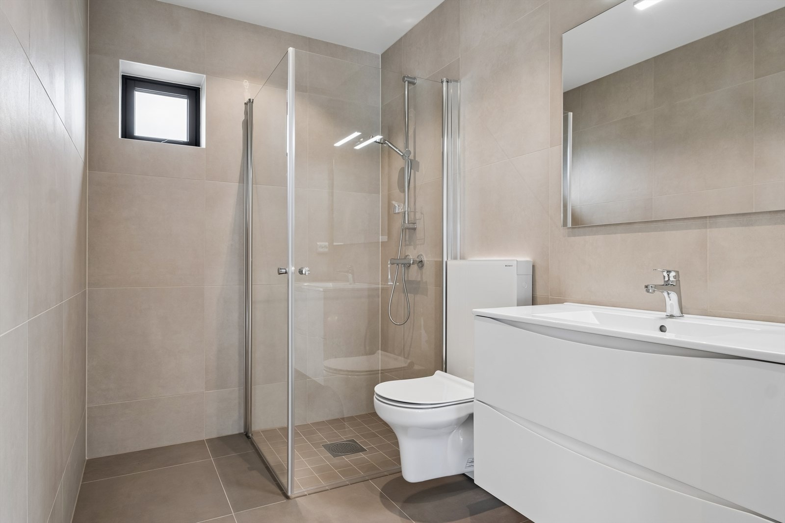 Badet i 2 etg er på 4,6 kvm og har flis på gulv og vegg. Varme i gulv og innredning med hvit tidløs utførelse. Galleribilde