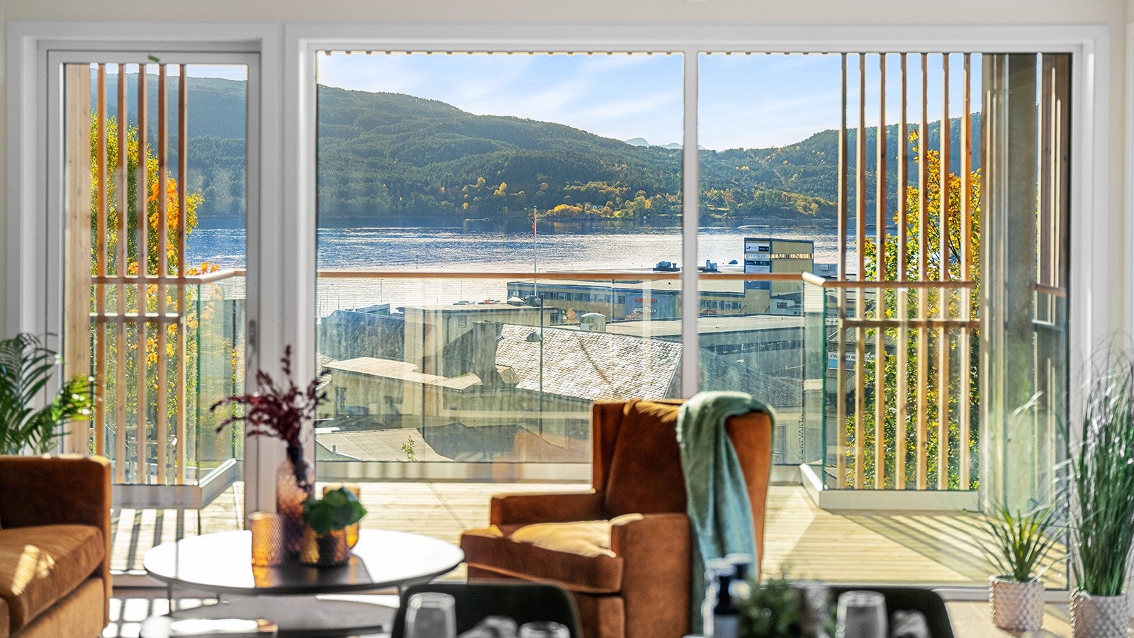 Fin utsikt mot fjorden og det vakre landskapet Galleribilde