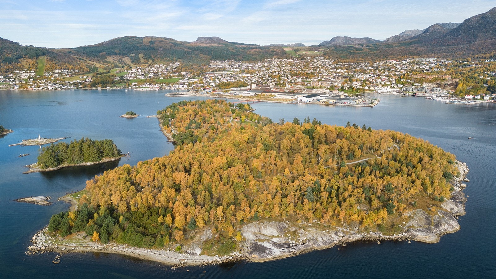 Jørpelandsholmen har en fin tursti, flere kjekke badeplasser og flotte friområder for lek og rekreasjon. Galleribilde