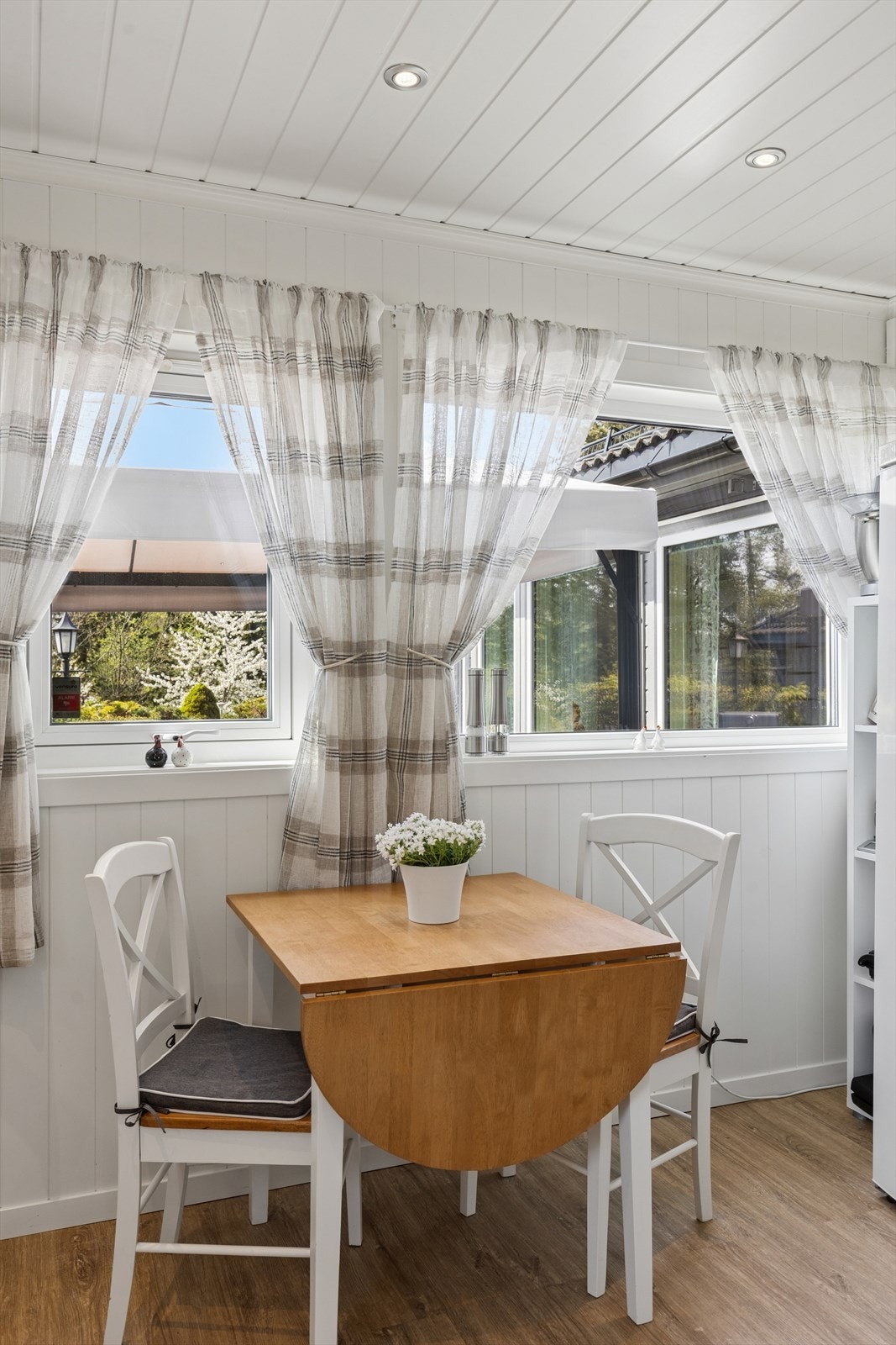 En hyggelig spiseplass ved vinduet gir rom for frokosten. Galleribilde
