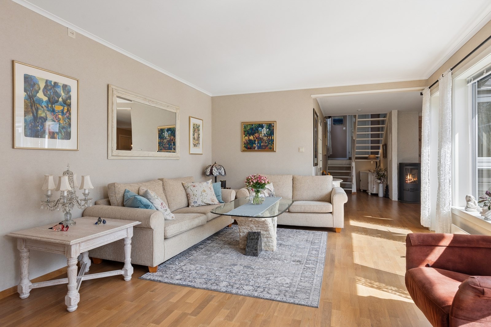 Stuen er romslig med plass til en stor sofagruppe. Gulvet er belagt med parkett. Galleribilde