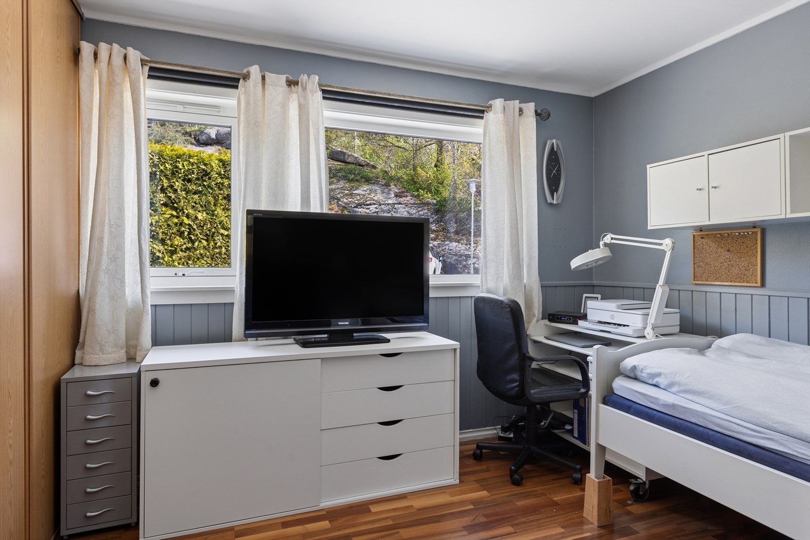 Soverom med panelplater på veggene og plass til dobbeltseng. Har skyvedørsgarderobe. Galleribilde