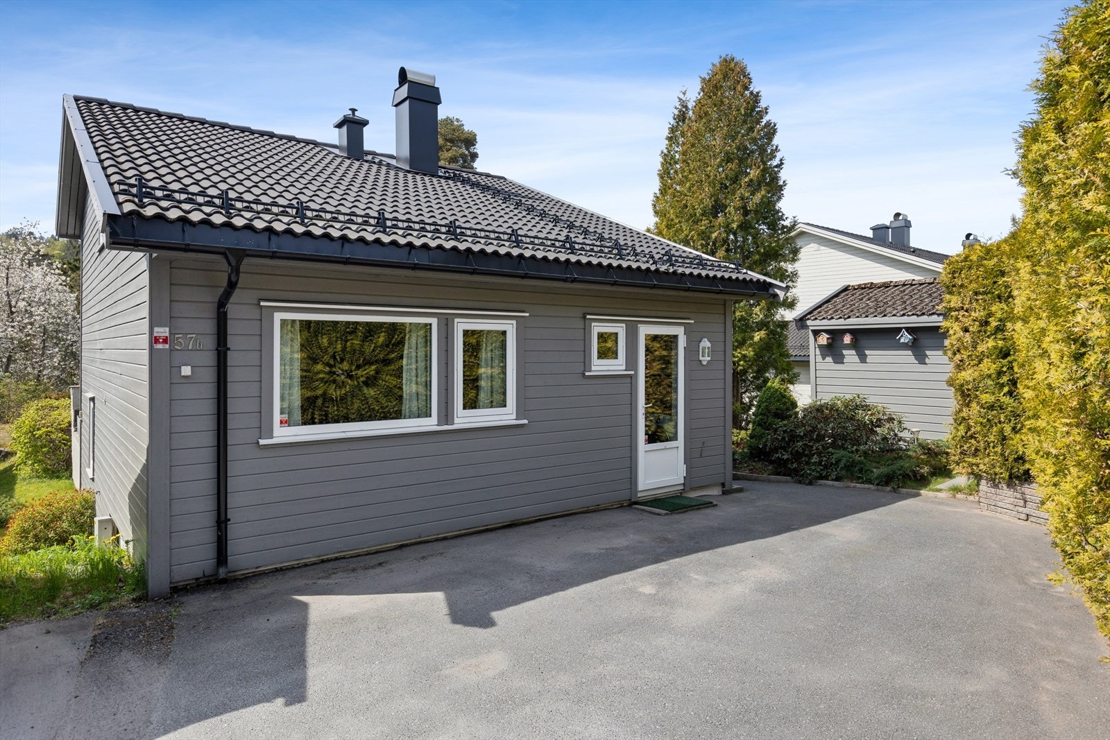 Ved inngangspartiet er det en terrasse på 6 m² med tredekke. Galleribilde