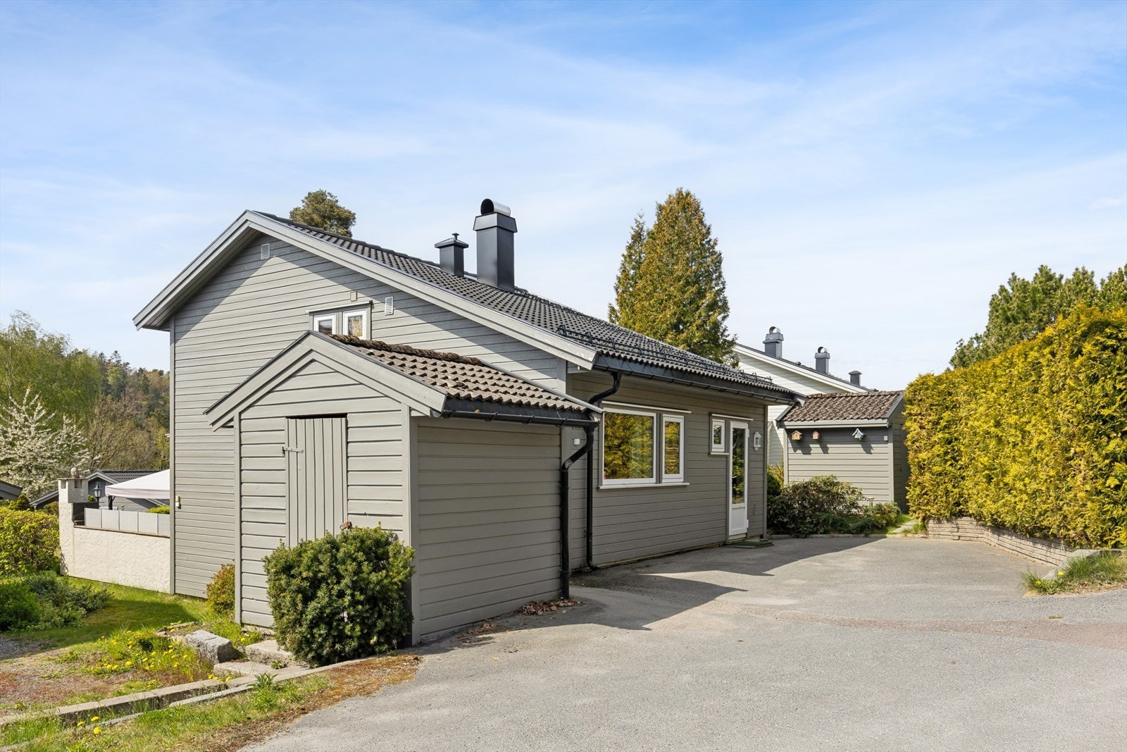 Fasaden har liggende trekledning som ble fornyet av borettslaget i 2009. Galleribilde