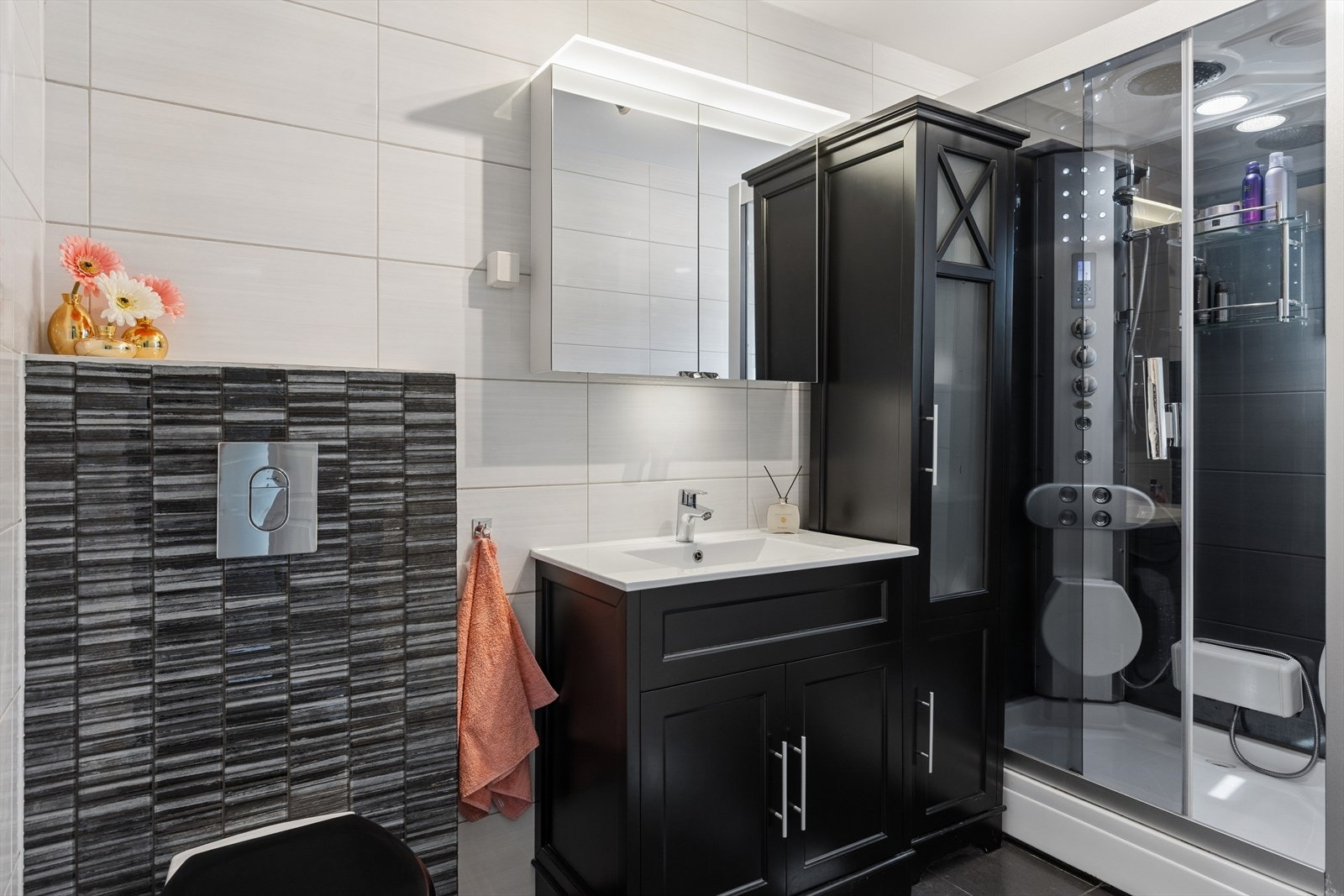 Badet på øverste plan ble modernisert i 2014, med flislagte overflater på gulv og vegger. Galleribilde