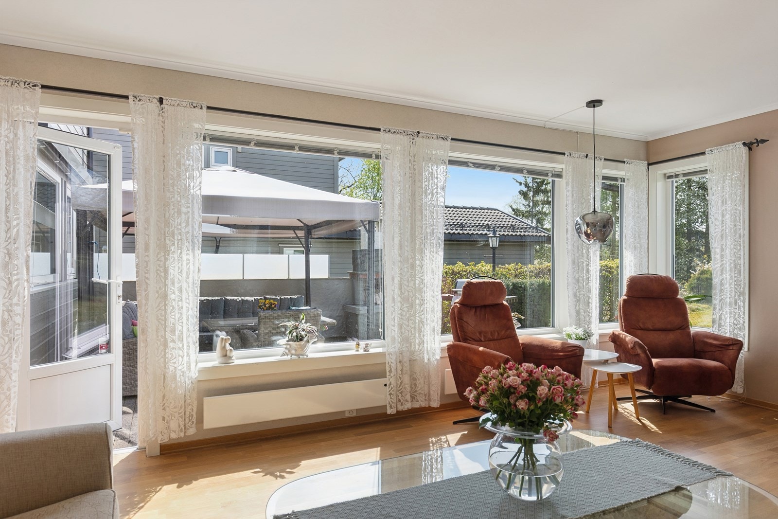 Fra stuen er det direkte utgang til den store, private terrassen og hagen. Galleribilde