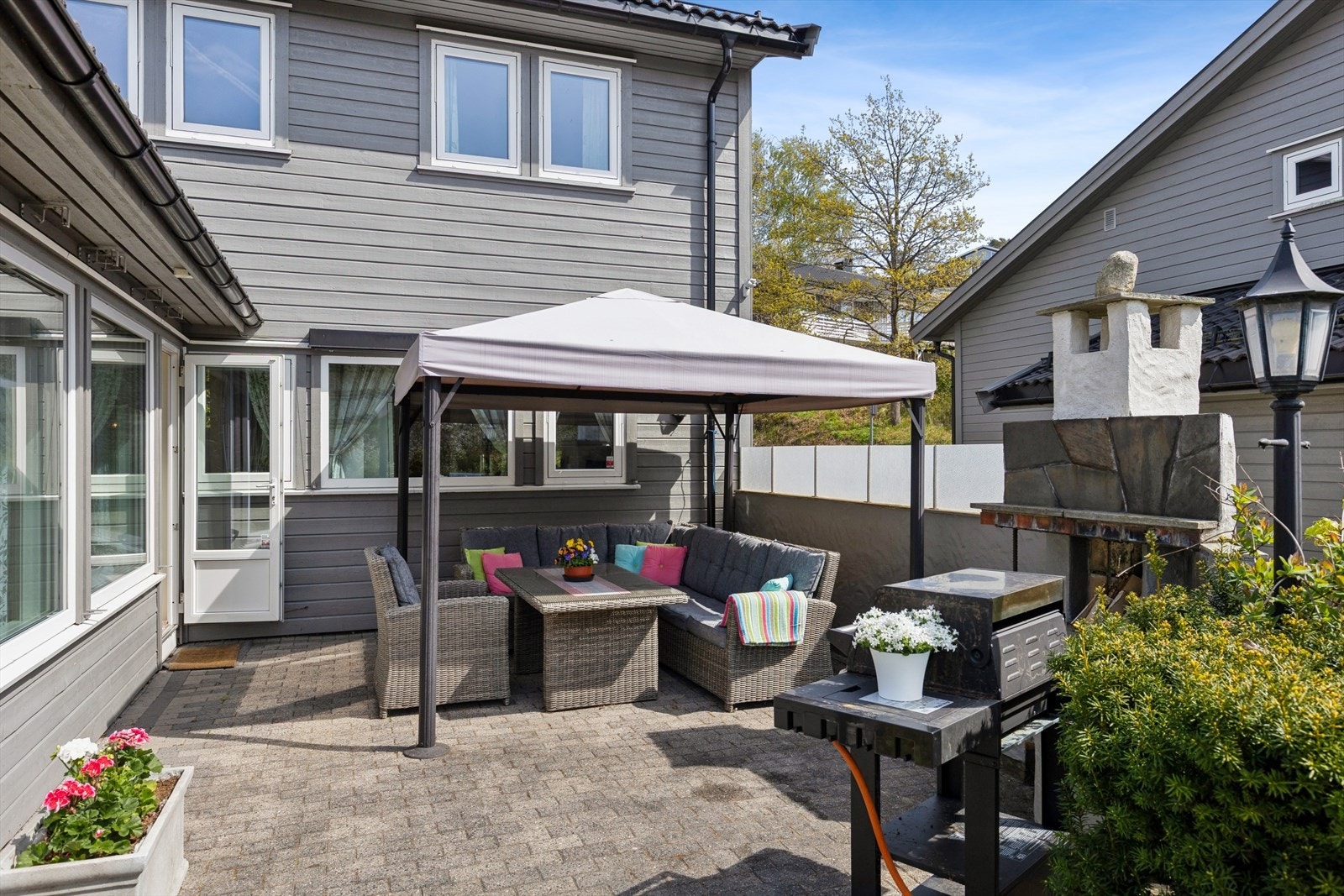 Den romslige hovedterrassen på 25 m² er anlagt med belegningsstein og har en egen utvendig peis. Galleribilde