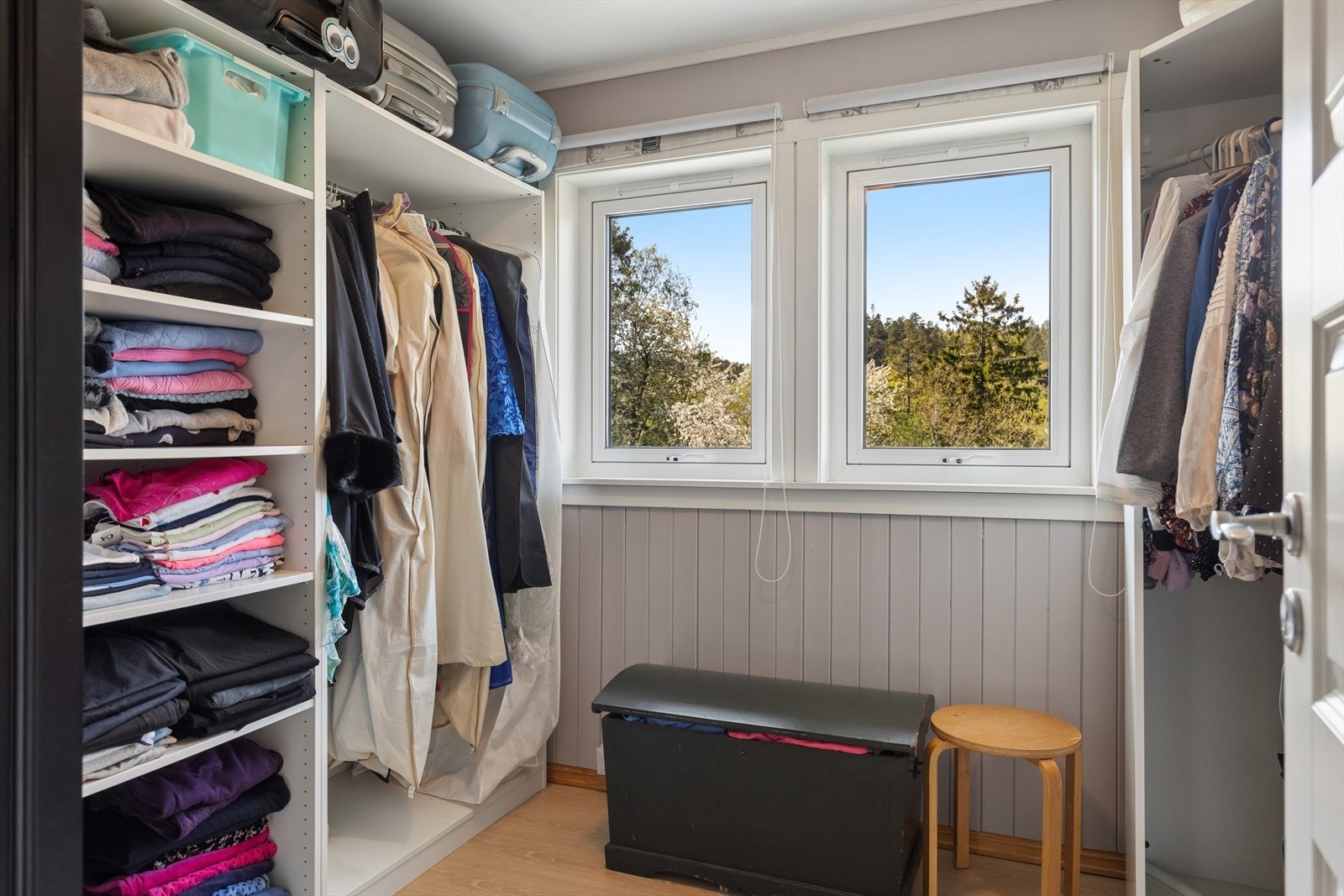 Soverom innredet som walk-in-closet eller ekstra lagringsplass. Galleribilde