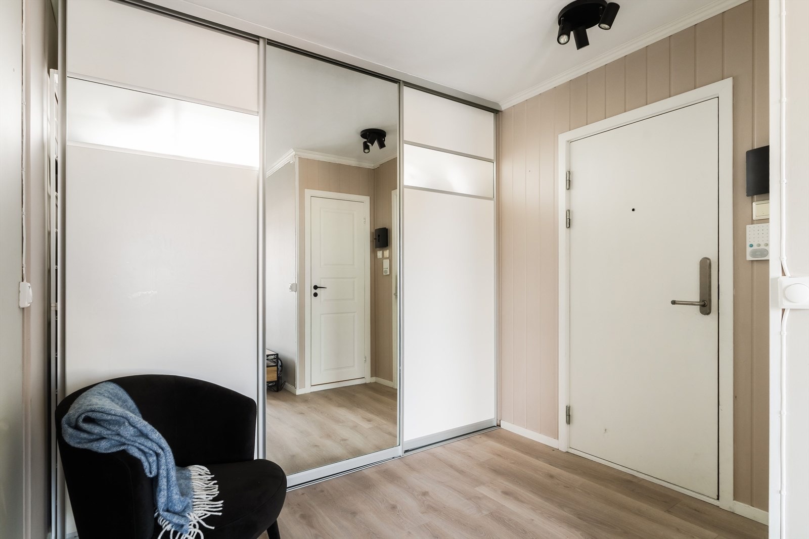 Romslig entré på hele 6,5m² med stor integrerte garderobe. Skyvedørene strekker seg fra gulv til tak og har en praktisk speilfront. Galleribilde
