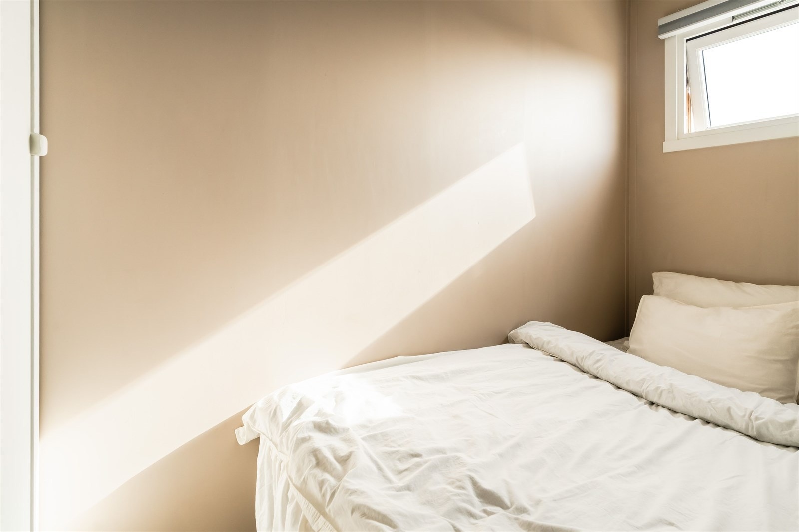 Sovealkoven har av tidligere eier blitt ombygd til soverom. Rommet har vindu, men det oppfyller ikke kravene til soverom. Galleribilde