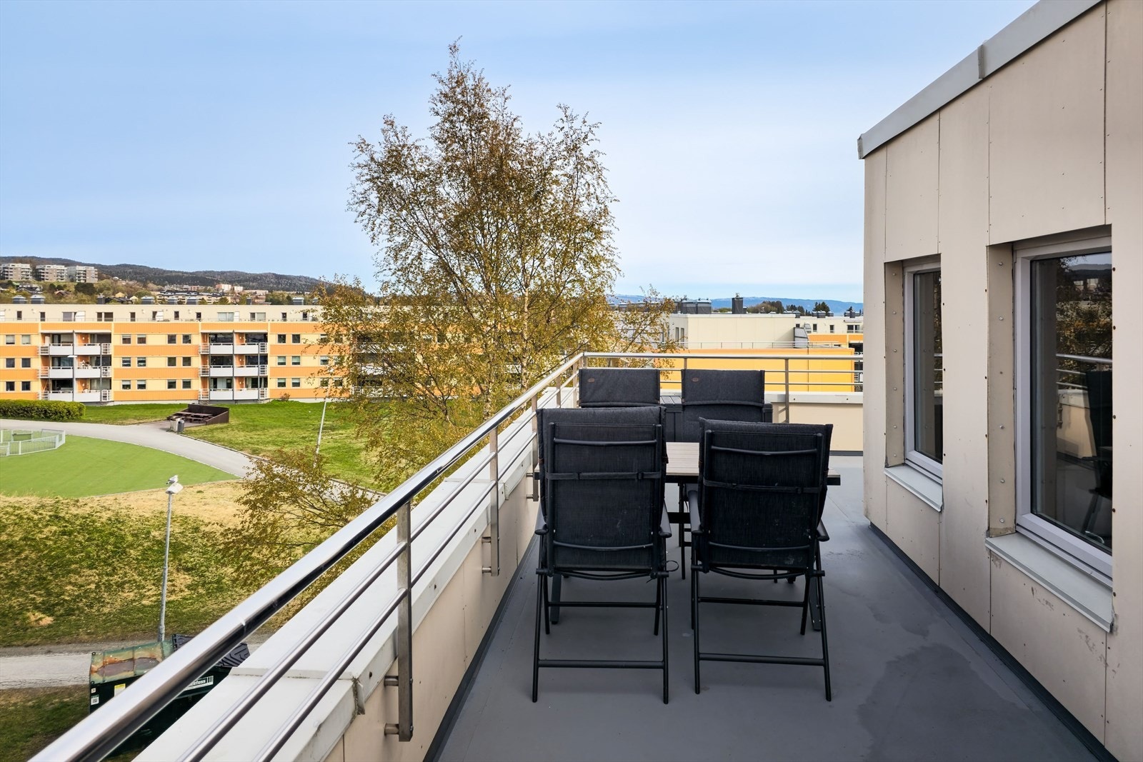 Den romslige terrassen muliggjør ulik møblering og man kan flytte seg etter som solen beveger seg gjennom dagen. Galleribilde