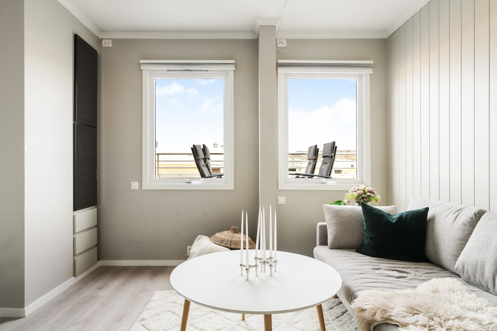 Leilighetens beliggenhet i toppetasjen kombinert med store vindusoverflater gir mye naturlig lys i hele leiligheten. Galleribilde