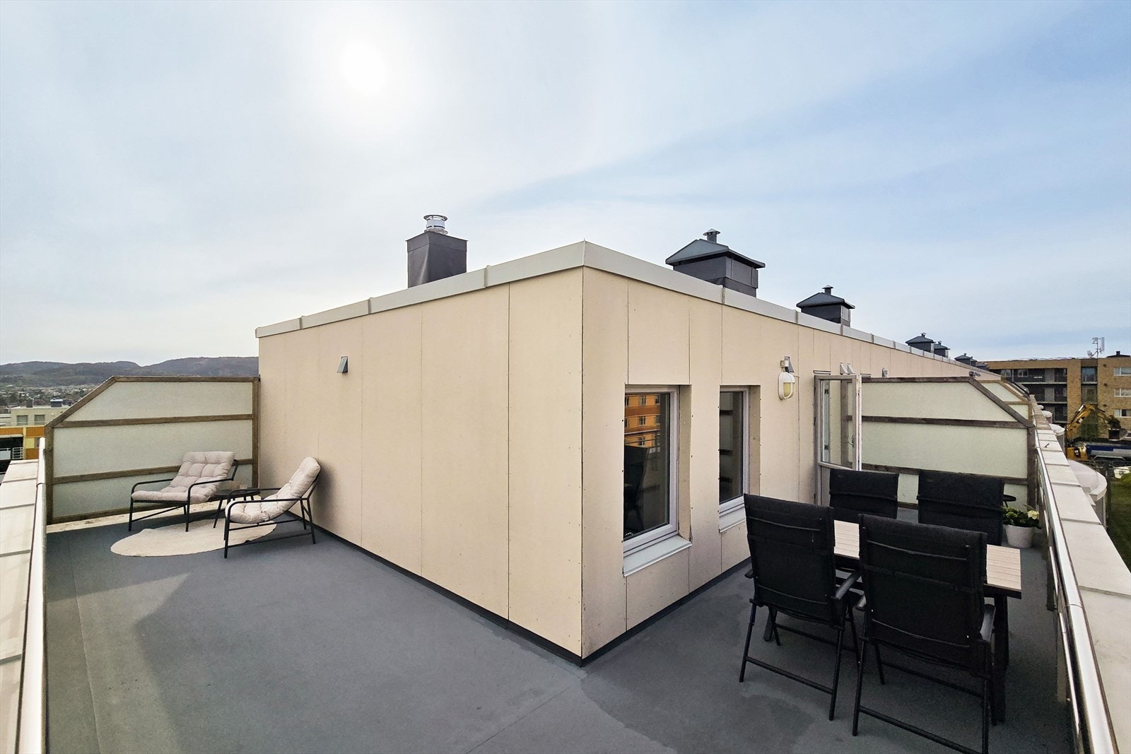 Med sine 33 m² strekker takterrassen seg over to sider av bygget. Galleribilde