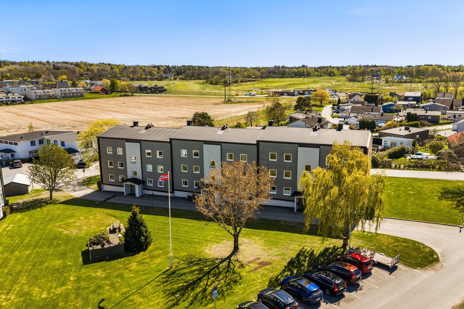 Byggets fasader er forblendet med teglstein og kledd med fasadeplater (nytt i 2025/2026). Galleribilde