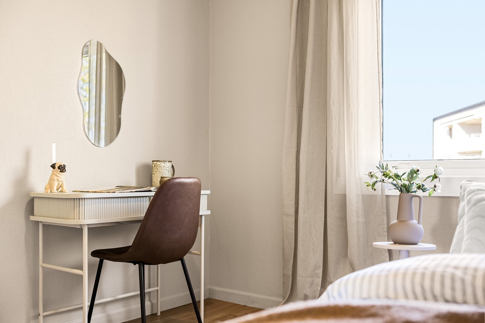 Rommet har plass til både seng og en arbeidsplass ved vinduet. Galleribilde